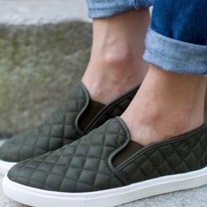 STEVE MADDEN OLIVE GREEN SLIP-ON SIZE 6.5